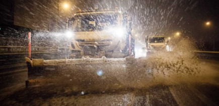 Après une sortie de route, il se retrouve bloqué sous sa déneigeuse