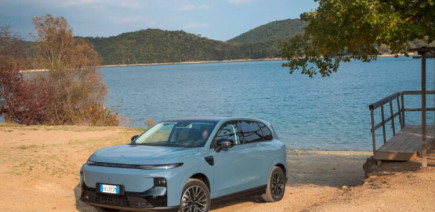 Ce SUV électrique à prolongateur d’autonomie ouvre ses commandes et promet de faire oublier la panne sèche
