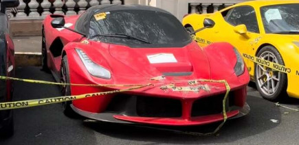 On se demande bien combien de temps cette Ferrari Laferrari va rester dehors à la merci des éléments