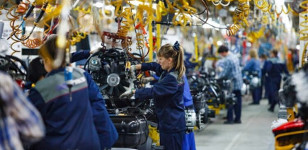 6 000 postes déjà supprimés et une menace sur 25 000 autres : la tempête sociale frappe un grand nom de l'industrie automobile
