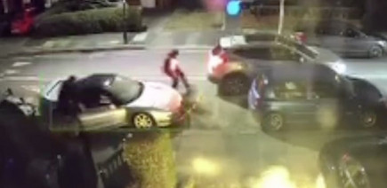 Ils traînent une Honda NSX volée en pleine rue