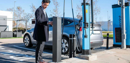 Jusqu’à 50 % moins cher… ces bornes de recharge changent de prix selon l’heure