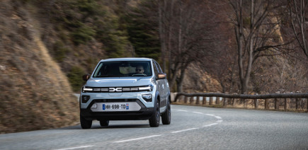 Avec son nouveau moteur 100 ch, la Dacia Spring devient-elle enfin recommandable ?