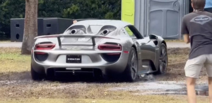 Un orage met sous les eaux des supercars au Moda Miami