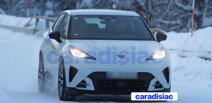 On voit enfin une version décamouflée de la Cupra Raval qui sera dévoilée dans quelques semaines avant sa commercialisation cet été