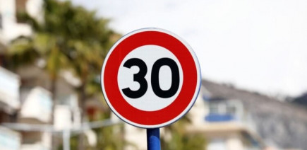Limitation de vitesse mal signalée : doit-on respecter les règles ?