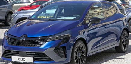 Un trou béant avale une Renault Clio de façon inattendue à Lyon