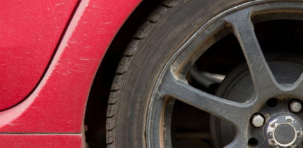 Ivre, il change une roue après avoir causé un accident… puis la police arrive