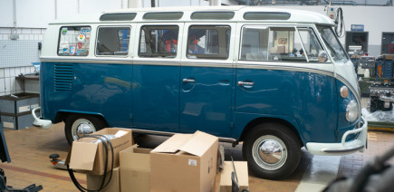 Plongée dans l’antre secret de Volkswagen ou l’on peut offrir une cure de jouvence à son Combi moyennant 100 000 euros