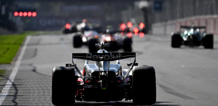 GP d'Australie de F1 : la grille de départ, Max Verstappen s'envoie dans le décor, Isack Hadjar brille d'emblée