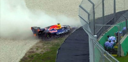 'Je n'ai jamais vécu ça' : Verstappen perplexe après son crash en qualifications