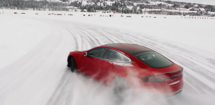 Peut-on vraiment prendre du plaisir en électrique ? Nous avons tenté l’expérience sur un lac gelé au volant d’une Tesla