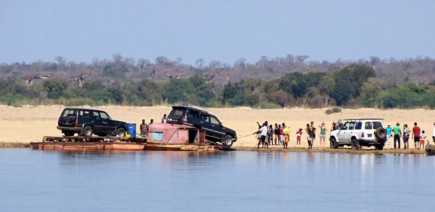Une voiture se fait emporter par une tempête, le terrible piège des routes inondées