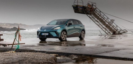 La MG4 EV restylée est disponible à un tarif artificiellement imbattable pour la France