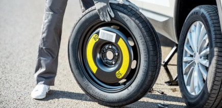Les roues de secours ont presque disparu des voitures neuves… et ce n’est pas un hasard