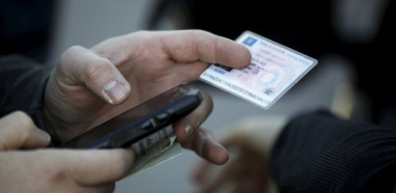 La traque aux défauts de permis prend un nouveau virage et relance le débat sur le " flicage " des salariés