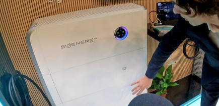 Cette énorme batterie solaire tout-en-un intègre une borne de recharge DC pour voiture électrique