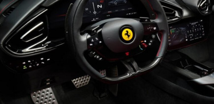 Trop de tactile ? Ferrari propose une solution inattendue pour ses voitures déjà sur la route
