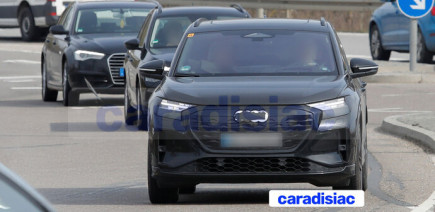 Chez Audi on prépare le restylage de mi-carrière de SUV électrique Audi Q4 e-tron avec au menu : modifications du style et nouvel intérieur.