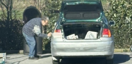 Repeindre sa voiture sur un parking, ce n’est pas une très bonne idée