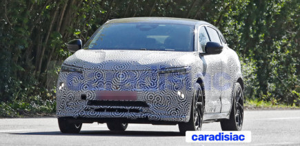 Affichant une allure un peu plus sportive, la future Renault Mégane E-Tech restylée arrivera sur le marché avec une plus grosse batterie.