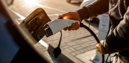 Voitures électriques en entreprise : pourquoi la bascule semble inévitable… mais encore loin d’être acquise