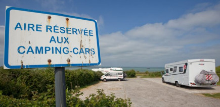100 km/h et micro-voyages : la solution pour sauver ses vacances en camping-car malgré la hausse des carburants