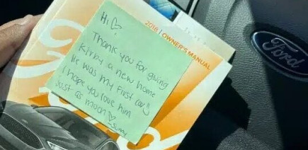 Elle achète une Ford d’occasion sans se douter de rien… puis fait une découverte qui la marque à vie