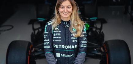 Doriane Pin prend le volant d'une ancienne F1 de Mercedes !