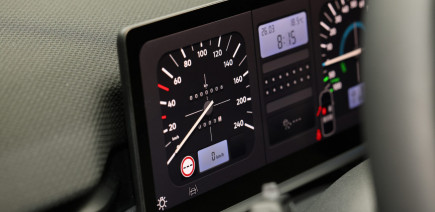 La voiture électrique la moins chère de France, une nouvelle VW électrique qui ressemble à une ancienne thermique, un écran gigantesque avec une Mercedes autour, une Renault 4 qui chausse ses tennis et des lampadaires de recharge… Bienvenue dans Regen n°6