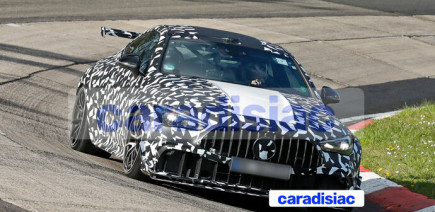 Futur bolide mythique ? La Mercedes-AMG CLE 63 Mythos poursuit ses essais avant une commercialisation qui débutera l’an prochain.