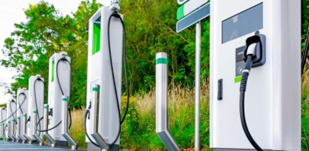 Plan de recharge autoroutier : la France veut quintupler ses bornes électriques en 10 ans