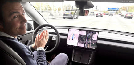 140 km sans toucher le volant ni les pédales : j'ai testé la conduite automatique Tesla, bientôt disponible en France