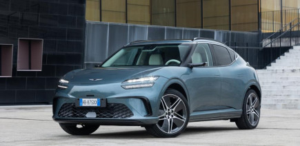 Nouveau Genesis GV60 : à partir de 54 200 €, trop cher face au BMW iX2 ?