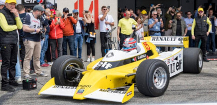 Pierre Gasly sur la première Renault F1 victorieuse pour le Grand Prix historique