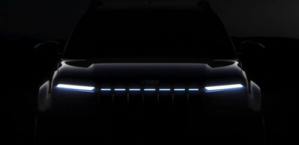 Le Jeep Avenger restylé s'offre une calandre lumineuse façon Peugeot