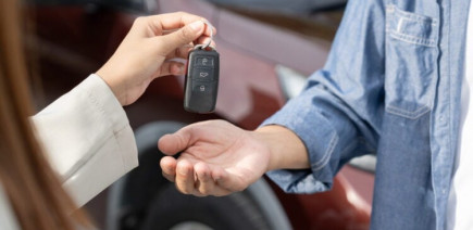 Donner ou vendre sa vieille voiture à 1€ à un proche : pourquoi le fisc peut y voir une donation… et taxer