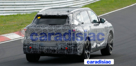 Une autonomie proche des 1 000 km pour le futur BMW iX5 qui bénéficiera d’une architecture électrique 800 volts pour des temps de recharge courts.