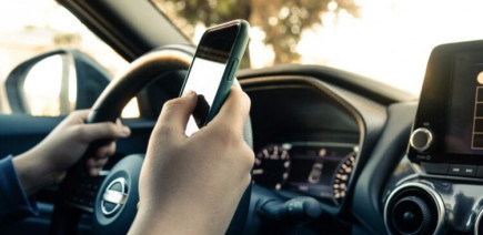 Smartphone au volant : après une suspension, combien de temps faut-il attendre pour récupérer son permis ?