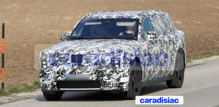 Passage à l’électricité pour la nouvelle génération du grand SUV Rolls-Royce Cullinan qui poursuit ses essais de mise au point.