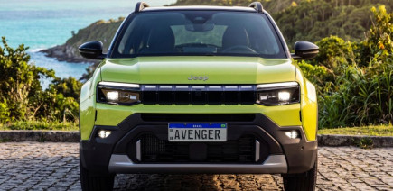 Nouveau Jeep Avenger restylé : premières photos officielles et look de “baby-Compass” pour le SUV urbain