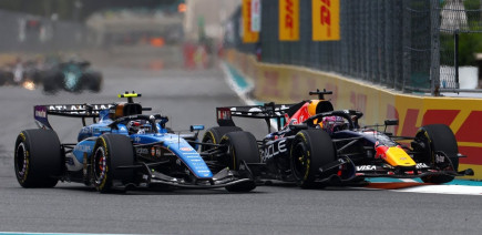 Sainz n'a pas apprécié le dépassement en mode "plongeon" de Verstappen
