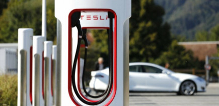 Recharger aux heures de pointe ? Préparez-vous à payer plus aux superchargeurs de Tesla