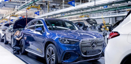 "Plus de commandes que pour n'importe quel autre modèle électrique de son histoire" : carton plein pour le lancement de ce nouveau SUV Mercedes