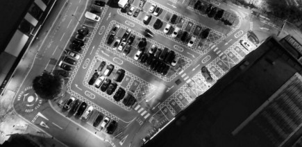 Une herse de parking détruit de nombreux pneus de voiture à Orléans