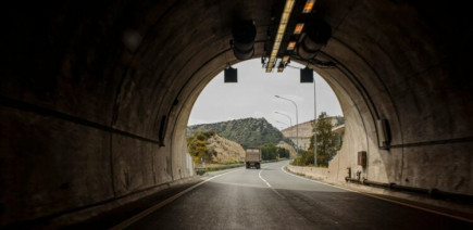 Un chauffeur suit aveuglément son GPS et coince son camion sous un tunnel