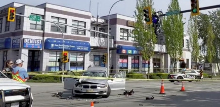 Avec sa BMW, il expédie une moto sur un feu tricolore