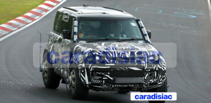 Sur le circuit du Nürburgring un Defender s’amuse. Il s’agit d’un modèle encore plus exclusif que le Land Rover Defender Octa de 635 ch.
