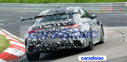 Avec la série Mythos, Mercedes propose des voitures encore plus exclusives et sportives que les Mercedes-AMG dont elles reprennent la base.