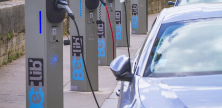 Le succès des bornes de recharge parisiennes va-t-il siffler la fin des voitures ventouses ?